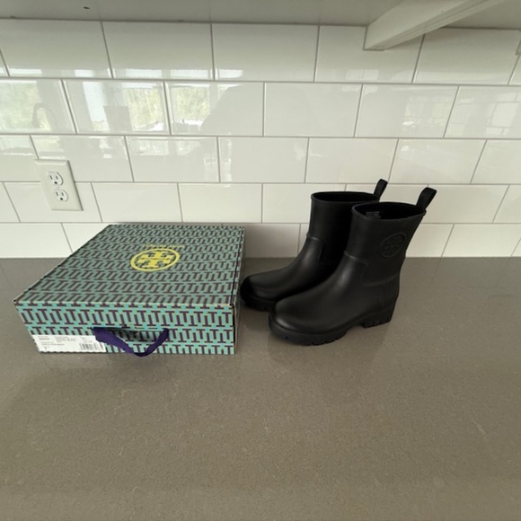 NEW Tory Burch Ankle Low Heal Black Rubber Rain Boots- size 7 New in Box - Picture 1 of 8